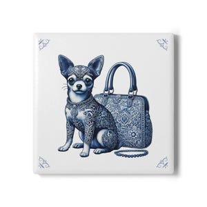 Puede incluir: Azulejo de cerámica cuadrado con una ilustración azul y blanca de un perro chihuahua con patrones ornamentados, un bolso a juego y una pulsera. El perro y los accesorios tienen un estilo Delftware. Adornos decorativos en cada esquina.
