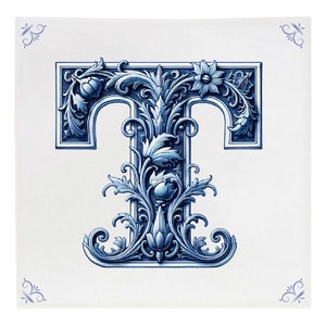 Op de afbeelding: Een blauwe en witte keramische tegel met een decoratieve letter T in een blauw en wit bloemenontwerp.