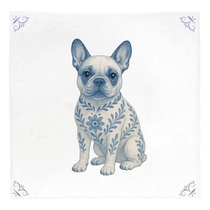 Puede incluir: Ilustración de acuarela de un bulldog francés con patrones florales azules sobre fondo blanco. El perro está sentado, con orejas y rasgos faciales azules. Acentos decorativos azules en las esquinas.