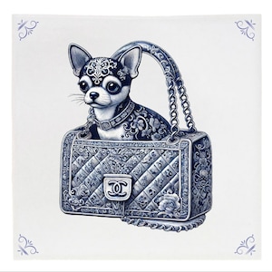 Op de afbeelding: Een blauwe en witte keramische tegel met een chihuahua die in een blauwe en witte Chanel-handtas zit. De hond en de handtas zijn ingewikkeld versierd met bloem- en geometrische patronen.