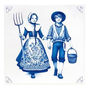 Pode incluir: Ilustração azul e branca de duas crianças em trajes tradicionais holandeses. A menina segura um forcado e o menino carrega uma cesta. A obra de arte lembra a cerâmica de Delft, com intrincados desenhos florais no avental da menina.