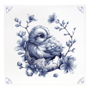 以下が含まれることがあります： 花柄で飾られた卵から孵化するヒヨコの青と白のイラスト。ヒヨコは青と白の花に囲まれています。