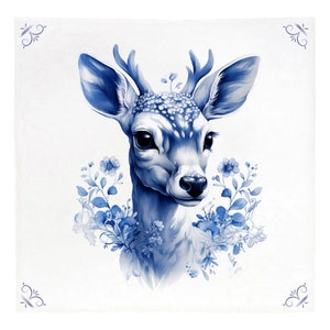 Peut inclure: Une illustration bleue et blanche d'une tête de cerf avec des accents floraux. Le cerf a un nez blanc et de grands yeux sombres. Le fond est blanc.