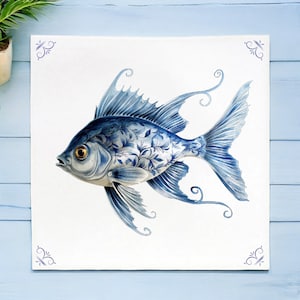 Op de afbeelding: Een blauwe en witte vis met bloemmotieven op zijn schubben. De vis is gestileerd, bijna grillig, afgebeeld met delicate lijnen en een vloeiende staart.