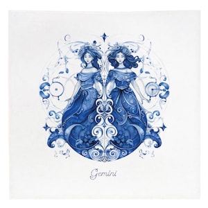 Op de afbeelding: Een vierkant, wit textiel met een aquarel illustratie van het sterrenbeeld Tweelingen. Twee vrouwen in blauwe jurken zijn afgebeeld, omringd door sierlijke blauwe bloemen en hemelse ontwerpen. Het woord "Gemini" is in script geschreven.