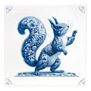 Pode incluir: Um esquilo azul e branco com um padrão floral decorativo em sua pelagem. O esquilo está em pé sobre uma superfície com um padrão azul e branco.