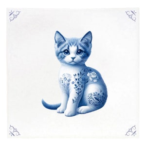 Op de afbeelding: Een blauwe en witte porseleinen tegel met een gestileerde illustratie van een kat met een bloementaattoo. De kat zit met zijn hoofd lichtjes gekanteld en zijn ogen dicht.