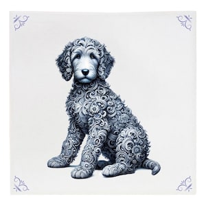 Puede incluir: Una ilustración azul y blanca de un perro con intrincados patrones florales. El perro está sentado con la cabeza ligeramente inclinada hacia un lado. El fondo es gris claro.