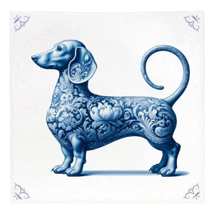 Puede incluir: Un dachshund azul y blanco con un patrón floral, de pie sobre un fondo blanco.