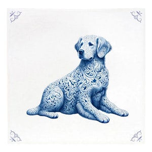 Puede incluir: Un azulejo de cerámica azul y blanco con una ilustración detallada de un perro. El perro está sentado con la cabeza girada hacia un lado, y su cuerpo está cubierto de intrincados patrones florales.