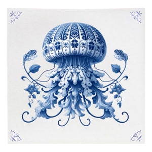 Op de afbeelding: Een blauwe en witte porseleinen stijl illustratie van een kwal met ingewikkelde bloemendetails. De kwal wordt omringd door gestileerde bloemendesigns.