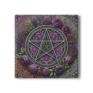 Pode incluir: Um pentagrama roxo e prateado com um design floral. O pentagrama é rodeado por um círculo de flores roxas e lavanda.