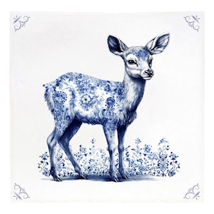 Könnte beinhalten: Eine blaue und weiße Keramikfliese mit einem stilisierten Hirsch mit komplizierten Blumenmustern. Der Hirsch steht auf einer Wiese mit blauen und weißen Blumen.