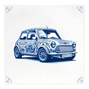 Op de afbeelding: Een blauwe en witte Mini Cooper auto met een gedetailleerd ontwerp op de carrosserie. De auto heeft een kentekenplaat met de tekst "969Y 305".