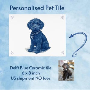 Op de afbeelding: Delfts blauwe keramische tegels voor huisdieren, 15 x 20 cm, met een gedetailleerde illustratie van een donkerblauwe hond. De tegel heeft een witte achtergrond en de tekst "Personalised Pet Tile".