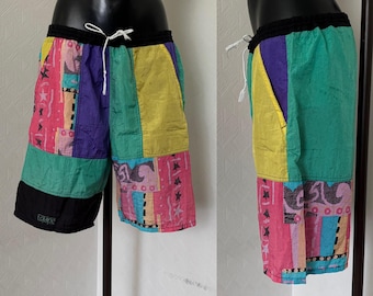 Pantalones cortos de playa vintage para hombre, estilo años 90. Pantalones cortos de baño arcoíris. Pantalones cortos para la vuelta al cole. Estilo hipster playero. Talla S. Medidas a continuación.