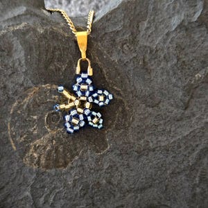 Geschenkide: Kettenanhänger / zarter Schmetterling aus hochwertige 2 mm und 1,5 mm Miyuki Delica Perlen