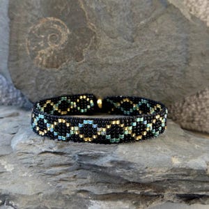 Geschenkidee: zartes gewebtes Armband aus hochwertige 1,5 mm Miyuki Delica Perlen