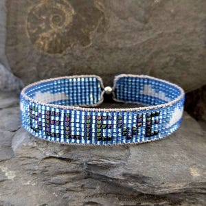 Geschenkidee: "Believe" gewebtes Armband aus hochwertige 2 mm Miyuki Delica Perlen