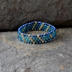 Geschenkidee: Ring gewebt aus hochwertige 2 mm Miyuki Delica Perlen, in Peyote-Technik