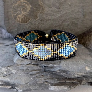 Geschenkidee: elegantes gewebtes Armband aus hochwertige 2 mm Miyuki Delica Perlen