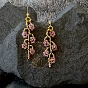 Geschenkidee: Ohrringe gewebt aus 2-2,5 mm Rosenquarz Perlen und 2 mm hochwertige Miyuki Delica Perlen