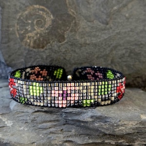 Geschenkidee: Blumen / gewebtes Armband aus hochwertige 2 mm Miyuki Delica Perlen