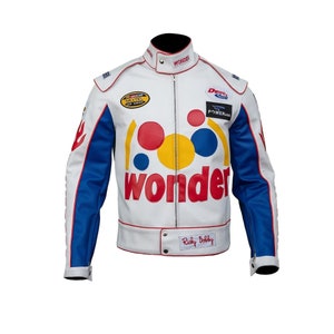 Könnte beinhalten: Eine weiße Rennjacke mit blauen Ärmeln und roten Flammenakzenten. Die Vorderseite zeigt das Wort wonder in Rot, bunte kreisförmige Grafiken und verschiedene Sponsorenlogos, darunter NASCAR Nextel Cup Series, Powerade und ein Aufnäher mit Ricky Bobby.