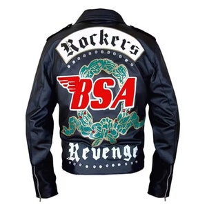 Könnte beinhalten: Eine schwarze Lederjacke mit einem Rückendruck, der oben den Schriftzug Rockers und unten Revenge zeigt. In der Mitte befindet sich ein rotes BSA-Logo mit einem geflügelten Emblem, umgeben von einem grünen Kranz mit kleinen roten Akzenten.