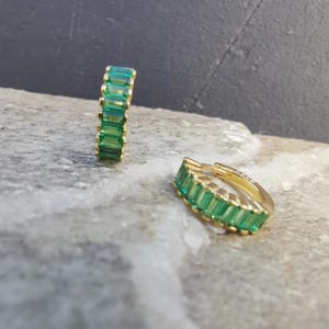 Green Emerald Huggie Hoop Earrings – 18K Gold Plated 925 Sterling Silver with Zirconia, Elegant Gift Jewelry for Women