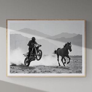 Fine Art Moto Schwarzweiß Druck - Motorrad und Pferde Wüstenrennen - Gerahmte Fine Art Fotografie - Abenteuer Wand Kunst Wohnkultur
