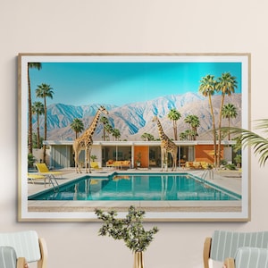 Lámina de jirafa de Palm Springs – Lámina artística surrealista de jirafa junto a la piscina – Decoración de lujo moderna de mediados de siglo para el hogar