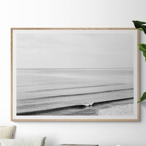 額入り白黒の海の波プリント - ミニマリストな海岸写真ウォールアート - ビーチホームデコレーション