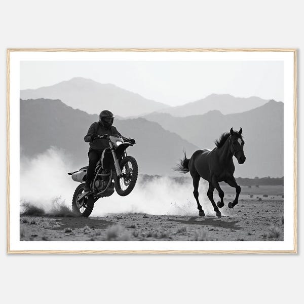 Konst Moto Svartvitt Tryck - Motorcykel och Häst Ökenkapplöpning - Inramad Konstfotografi - Äventyr Väggkonst Heminredning
