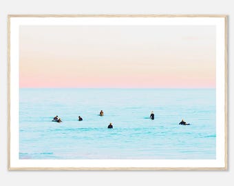 Surfers in Aqua Ocean Art Print, ingelijste kuststrandfotografie, minimalistische Californië surfscène kunst aan de muur