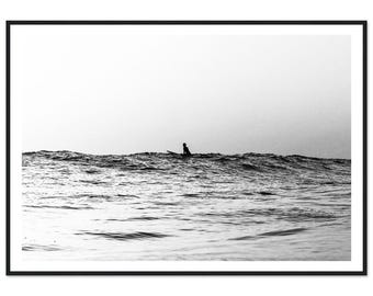 Impresión artística de olas oceánicas en blanco y negro: surfista solitario, ola oceánica, fotografía artística minimalista enmarcada, decoración de pared costera