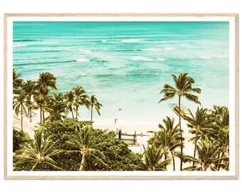 Puede incluir: Una fotografía enmarcada de una escena de playa tropical con palmeras y agua turquesa. La foto tiene un aspecto vintage y descolorido.