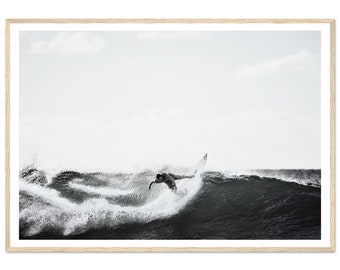 Impresión artística de surf en blanco y negro: Surfista montando una gran ola. Fotografía artística enmarcada. Decoración de pared costera.
