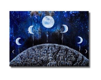 Puede incluir: Una pintura que representa un paisaje urbano curvo de noche bajo un cielo azul oscuro. Una gran luna llena está centrada sobre la ciudad, flanqueada por una serie de lunas crecientes en varias fases, conectadas por líneas finas verticales.