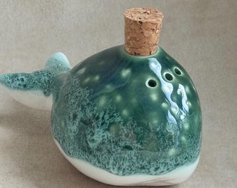 Salero de cerámica artesanal con forma de ballena: decoración oceánica para la cocina.