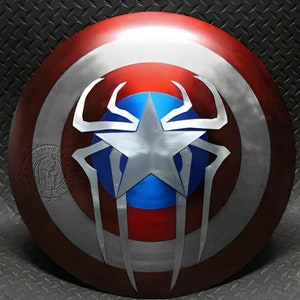 Puede incluir: Un escudo de Capit&aacute;n Am&eacute;rica rojo, blanco y azul con un dise&ntilde;o de ara&ntilde;a plateado en el centro.