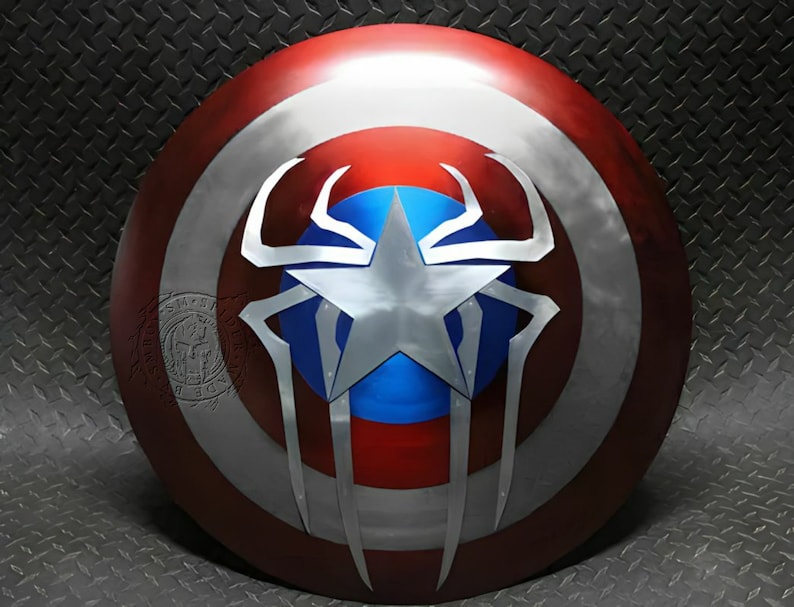 Puede incluir: Un escudo de Capit&aacute;n Am&eacute;rica rojo, blanco y azul con un dise&ntilde;o de ara&ntilde;a plateado en el centro.