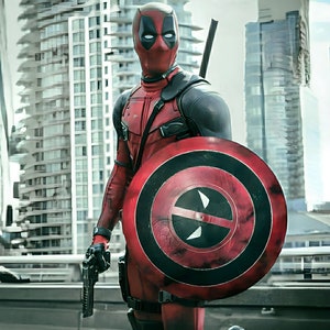 Puede incluir: Un traje de superh&eacute;roe rojo y negro con un escudo rojo y negro. El traje tiene una m&aacute;scara roja con ojos negros y una boca negra. El escudo tiene una estrella negra en el centro.