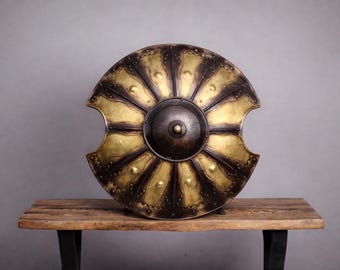 Scudo da battaglia medievale fatto a mano - Decorazione in oro antico e guerriero nero