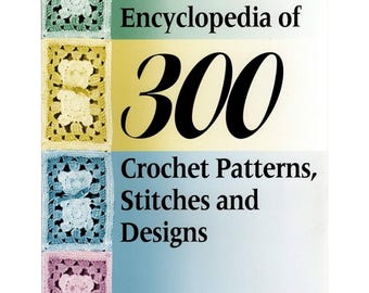 Op de afbeelding: Boekomslag met een gele achtergrond en de tekst "Encyclopedie van 300 haakpatronen, steken en ontwerpen" in zwart. De omslag heeft ook een kleurrijk gehaakt ontwerp met vier vierkanten.