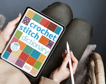 Op de afbeelding: Een digitale tablet met een haaksteekwoordenboek met 200 essentiële steken en stapsgewijze foto's. De titel van het boek is "crochet stitch dictionary".