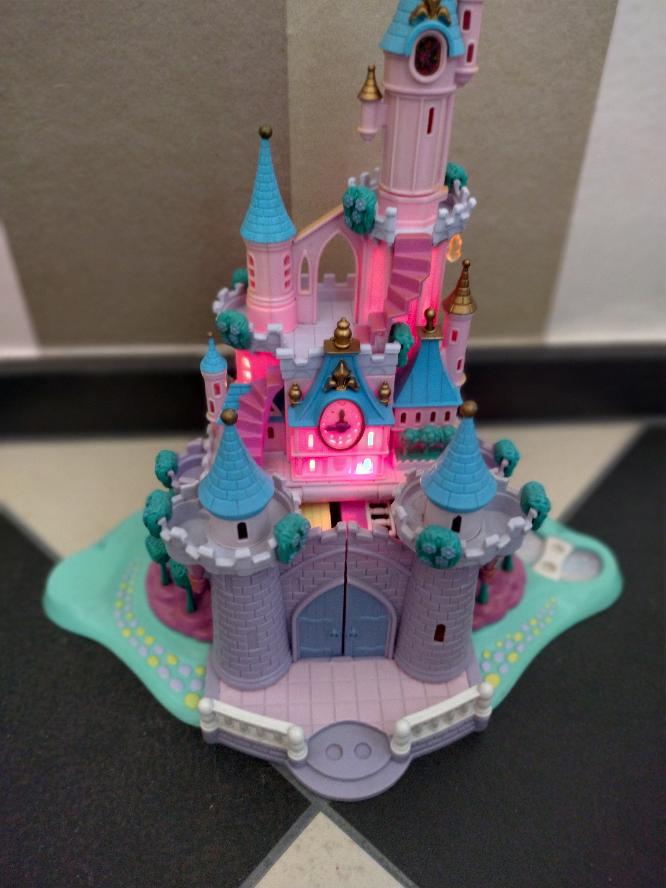 ポーリーポケット　ディズニー　シンデレラ城　フィギュア ポーリーポケット ディズニー シンデレラ城 フィギュア - メルカリ