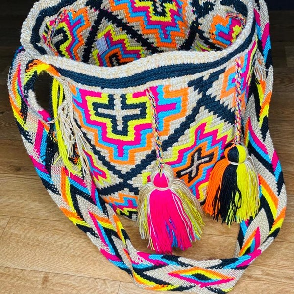 Wayuu Mochila " Dragonfly" Ecobag im Bohostil.Echtes Künstlerhandwerk aus Kolumbien Farbenfroh