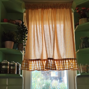 Cafégordijnen met gegolfde gingham-ruit: boerderijkeuken raamvalletjes