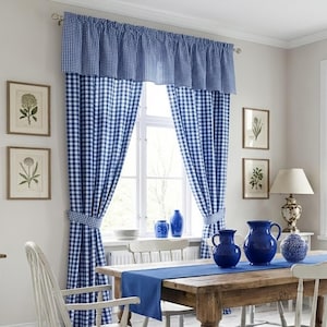 Alte karierte Gardinen in royalblau mit Raffung im Landhausstil
